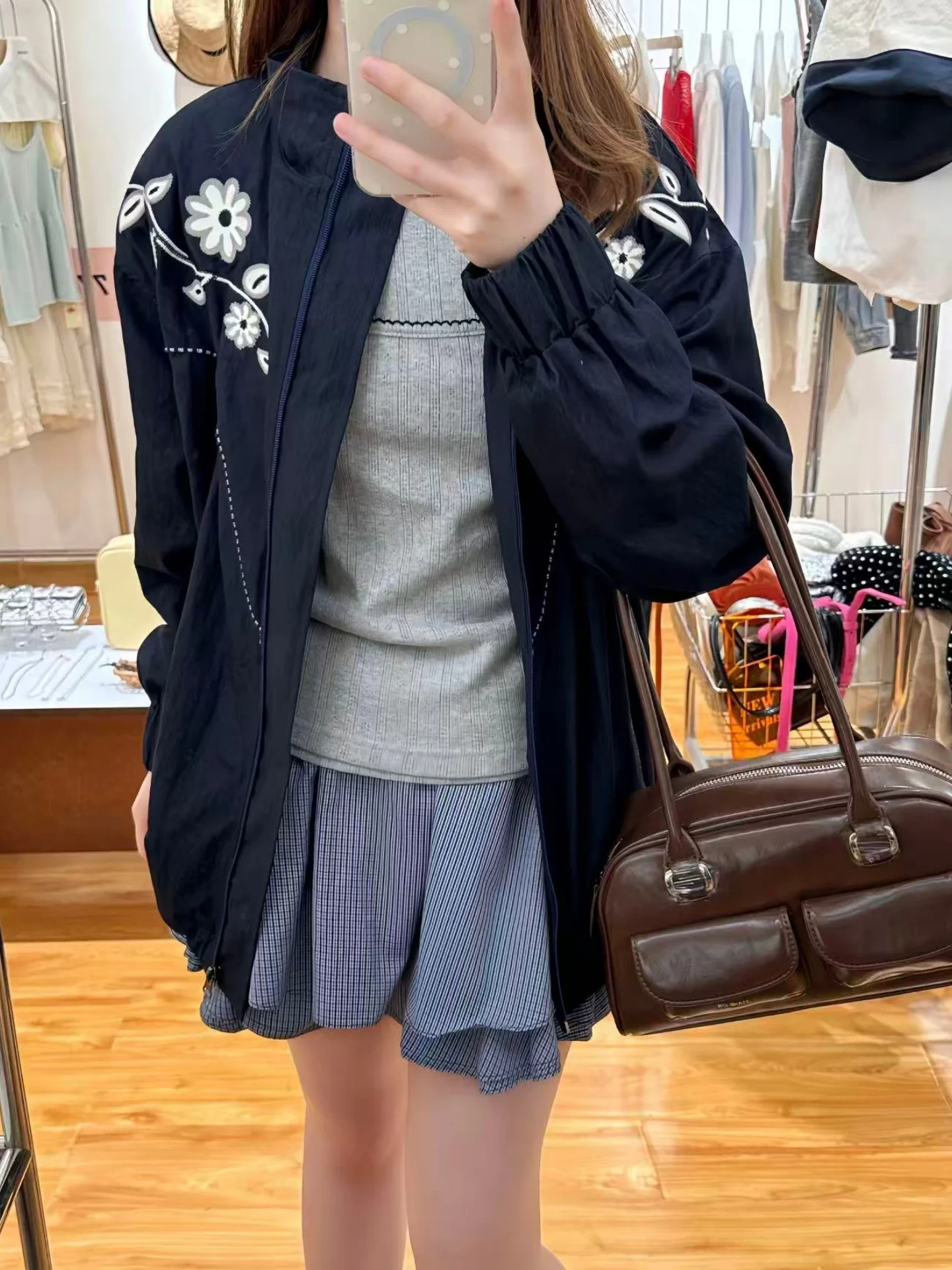 Повседневная женская осенняя куртка свободного кроя с вышивкой виноградной лозы и двойной молнией, модная версия Handpied Store Stand Edition
Повседневная женская осенняя куртка свободного кроя с вышивкой виноградной лозы и двойной молнией, модная версия Handpied Store Stand Edition