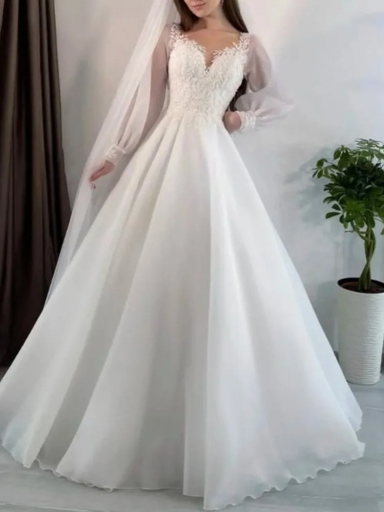 Элегантное шифоновое свадебное платье А-силуэта с кружевными длинными рукавами-иллюзиями, длиной в пол, с пуговицами. Элегантные свадебные платья.
Элегантное шифоновое свадебное платье А-силуэта с кружевными длинными рукавами-иллюзиями, длиной в пол, с пуговицами. Элегантные свадебные платья.