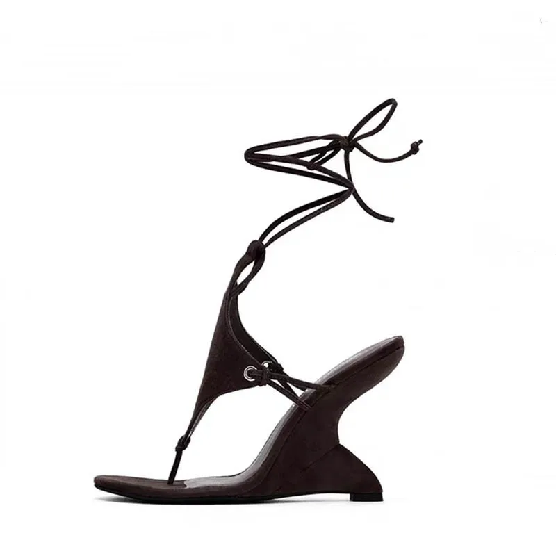 Женские пикантные замшевые босоножки на танкетке со шнуровкой на высоком каблуке 10 см, женские летние роскошные дизайнерские вечерние туфли с откидным носком 
Женские пикантные замшевые босоножки на танкетке со шнуровкой на высоком каблуке 10 см, женские летние роскошные дизайнерские вечерние туфли с откидным носком