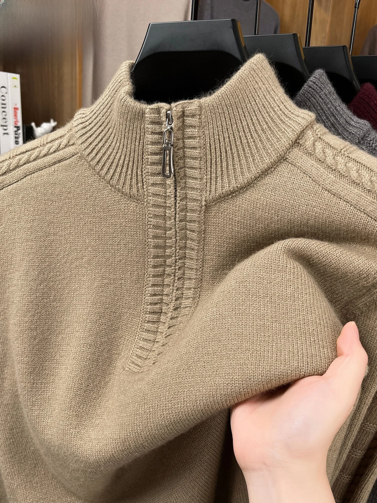 Утепленный вязаный шерстяной свитер на молнии для мужчин: зимний, модный, повседневный, с длинным рукавом, теплый, однотонный, базовый слой
Утепленный вязаный шерстяной свитер на молнии для мужчин: зимний, модный, повседневный, с длинным рукавом, теплый, однотонный, базовый слой