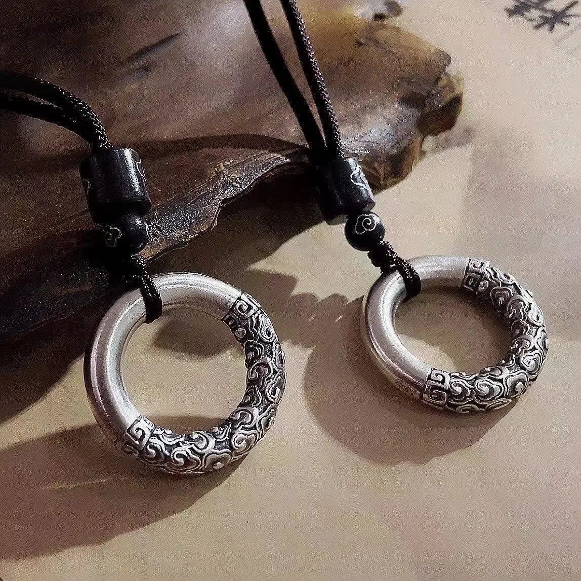 Retro gold hoop pendant for men and women, safety buckle, couple gift, Xiangyun national style necklace
Retro gold hoop pendant for men and women, safety buckle, couple gift, Xiangyun national style necklace