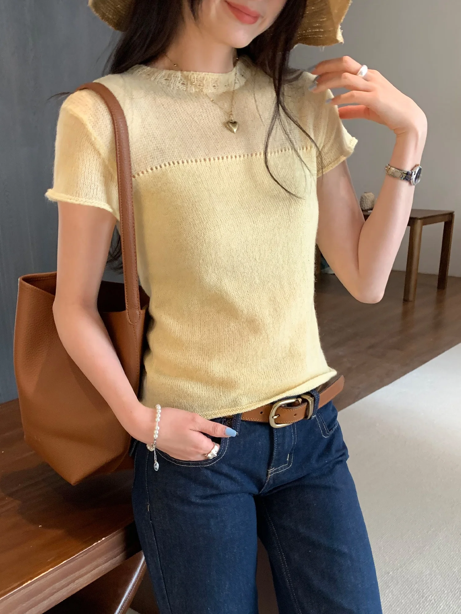 Original Design Yellow Splice Shoulder Short Sleeve Women's Wool Knitted Shirt Summer Slim Fit Short Length Casual Style Top
Original Design Yellow Splice Shoulder Short Sleeve Women's Wool Knitted Shirt Summer Slim Fit Short Length Casual Style Top