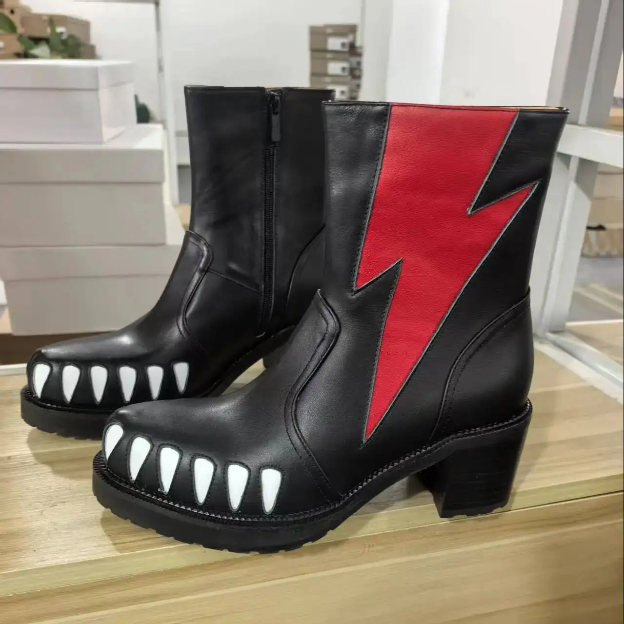 White Teeth Red Lightning Pattern Short Boots For Men Round Toe Back Zipper Black Leather Motorcycle Boats Male 5cm Heel Mature
White Teeth Red Lightning Pattern Short Boots For Men Round Toe Back Zipper Black Leather Motorcycle Boats Male 5cm Heel Mature