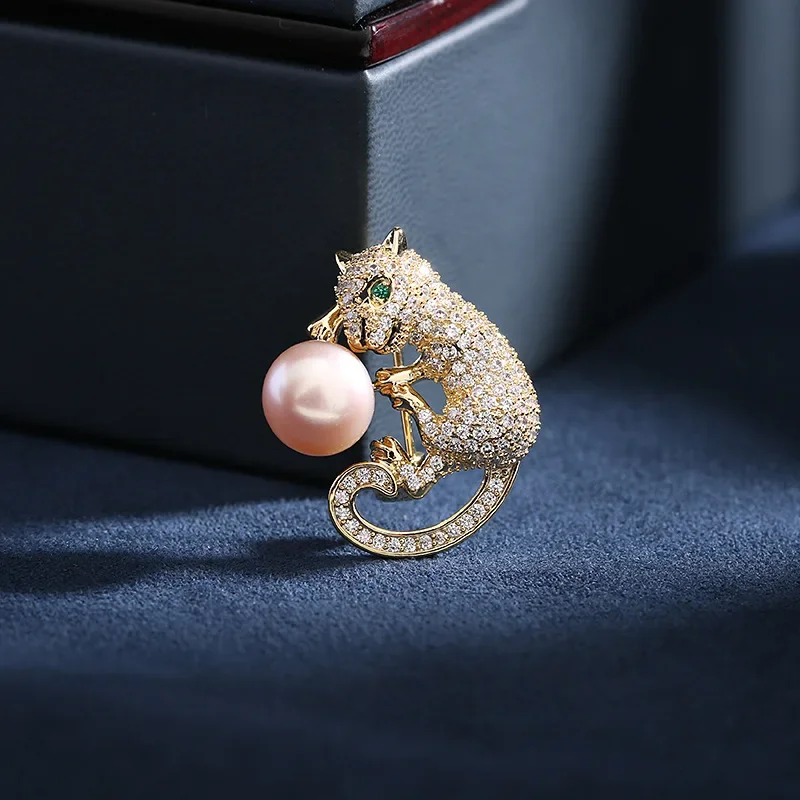 Freshwater pearl zircon cardigan anti-exposure pin buckle personalized leopard brooch accessory9521
Freshwater pearl zircon cardigan anti-exposure pin buckle personalized leopard brooch accessory9521