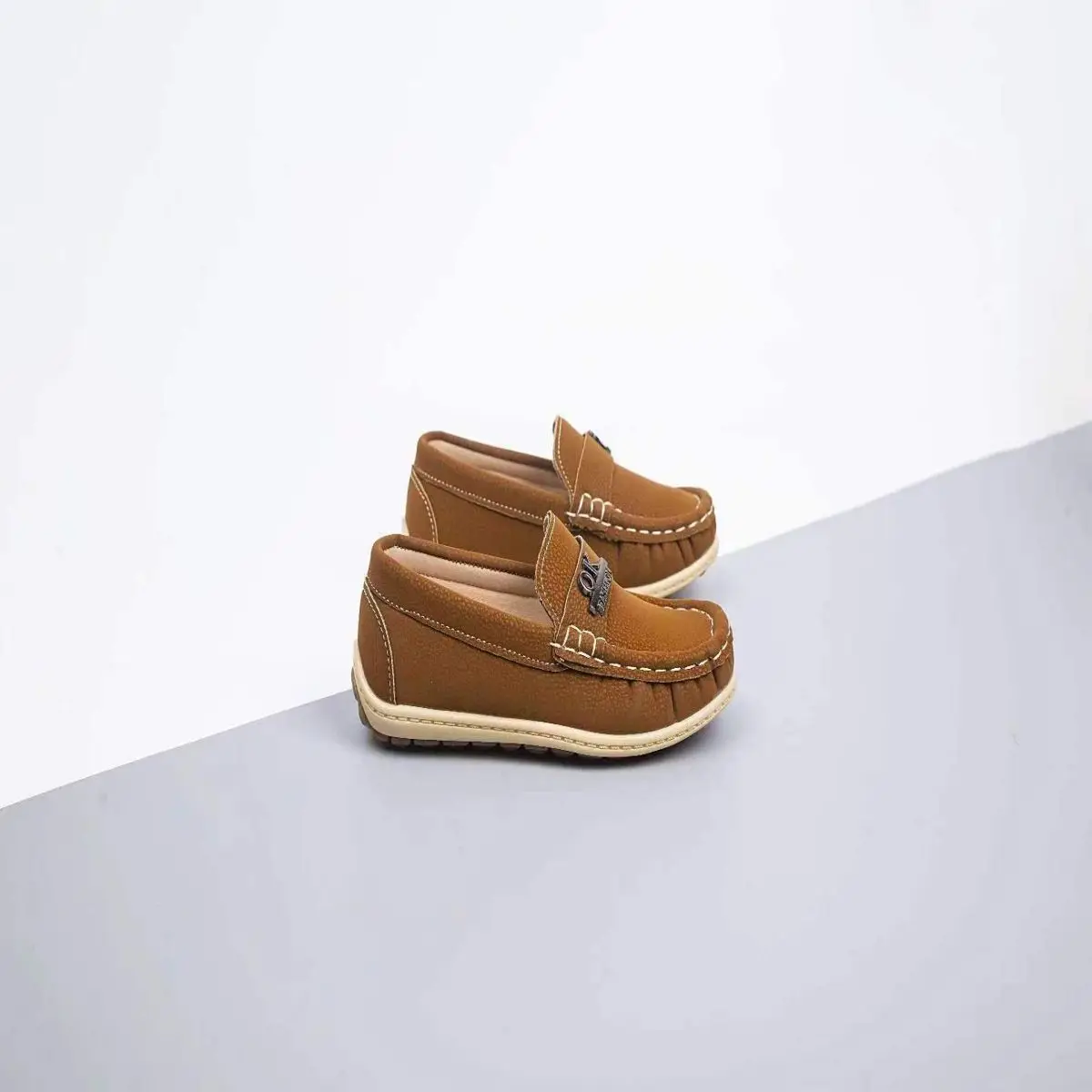 Hot retro children's casual shoes boys beanie Anti-slip soft-soled children's sneakers flat suede
Hot retro children's casual shoes boys beanie Anti-slip soft-soled children's sneakers flat suede