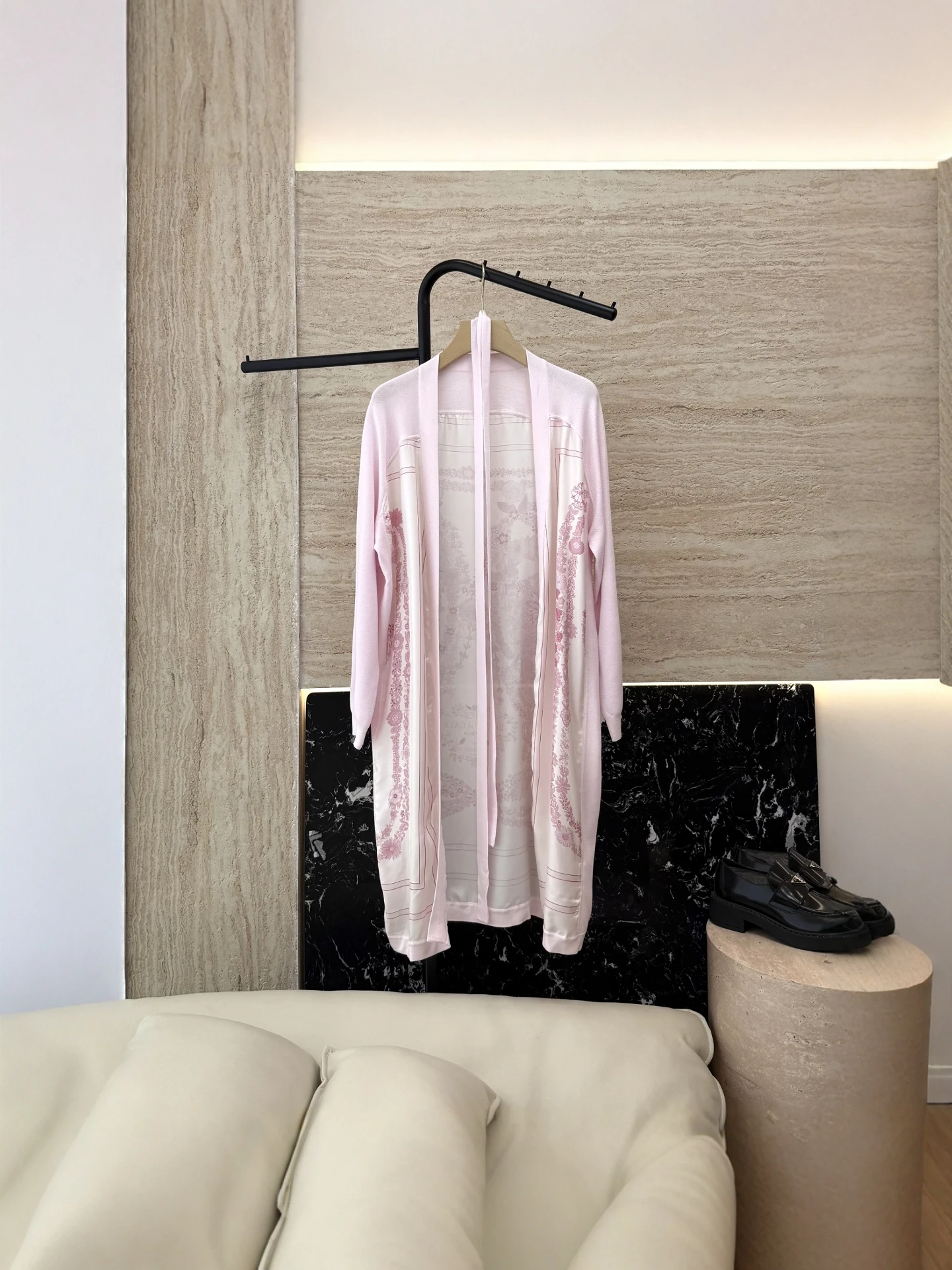 Шелково-шерстяной вязаный кардиган средней длины с принтом, винтажный стиль, с поясом, мягкий, с длинными рукавами, повседневная одежда для женщин
Шелково-шерстяной вязаный кардиган средней длины с принтом, винтажный стиль, с поясом, мягкий, с длинными рукавами, повседневная одежда для женщин