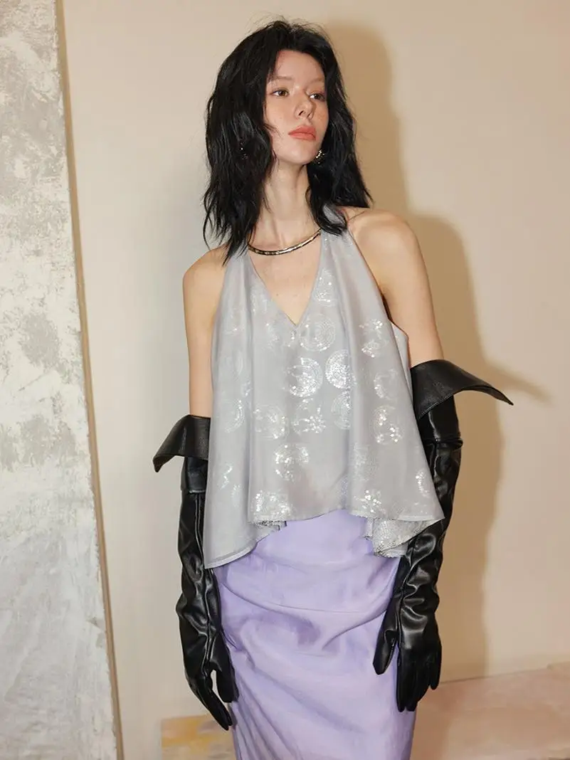 Серебристый топ с вышивкой бисером и пайетками, с открытыми плечами, на бретельках, оригинальный дизайн, из полиэфирного волокна, женский.
Серебристый топ с вышивкой бисером и пайетками, с открытыми плечами, на бретельках, оригинальный дизайн, из полиэфирного волокна, женский.