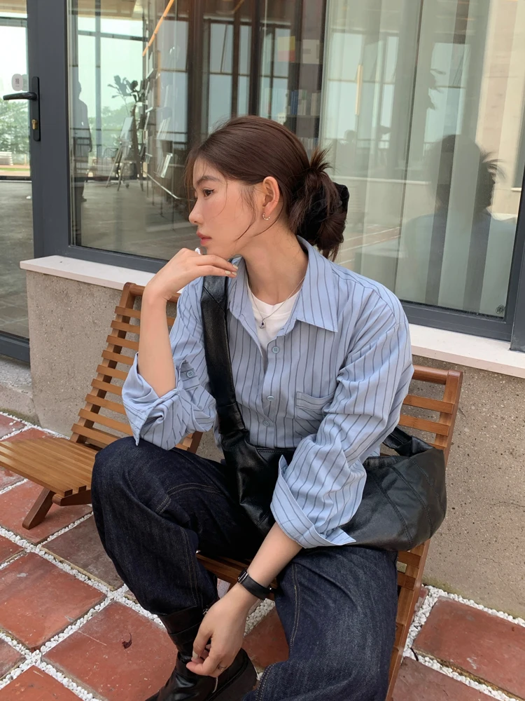 Синяя полосатая женская рубашка с длинным рукавом, весна 2026, новая коллекция, корейский стиль, высокое качество, Luu Studio, для повседневной носки, свободный крой
Синяя полосатая женская рубашка с длинным рукавом, весна 2026, новая коллекция, корейский стиль, высокое качество, Luu Studio, для повседневной носки, свободный крой