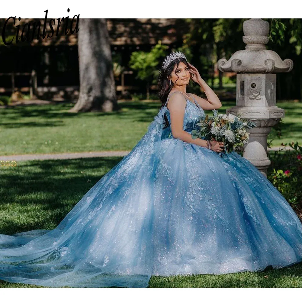 Платья принцессы Quinceanera 2025 года с накидкой и открытыми плечами, кружевными аппликациями и кристаллами, Vestidos De 15 лет, для выпускного вечера
Платья принцессы Quinceanera 2025 года с накидкой и открытыми плечами, кружевными аппликациями и кристаллами, Vestidos De 15 лет, для выпускного вечера