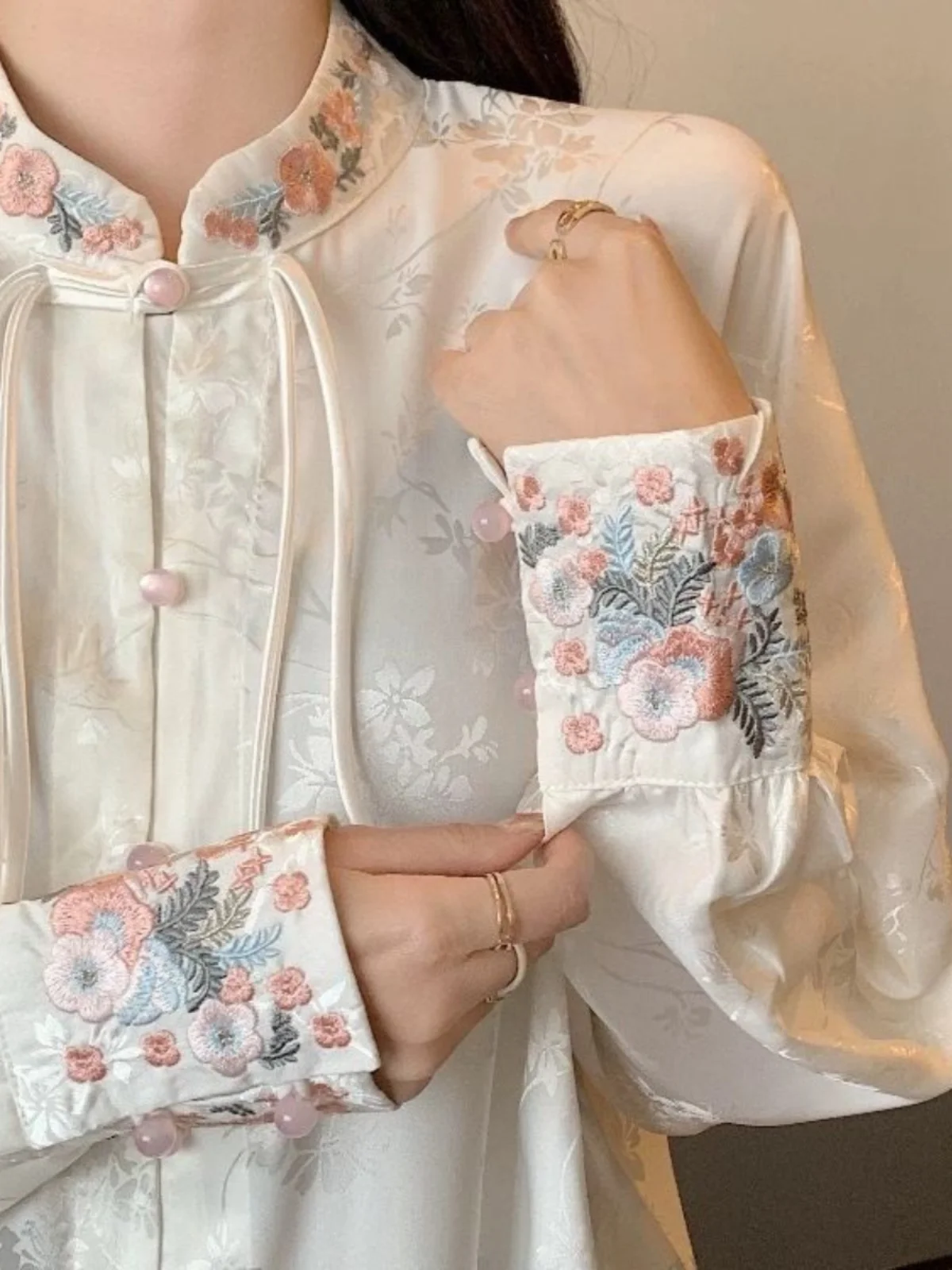 New Chinese Sle Women's irt Stand Collar Embroidered Flower Loose Long Sve Spring Design Sensation Faionable Top
New Chinese Sle Women's irt Stand Collar Embroidered Flower Loose Long Sve Spring Design Sensation Faionable Top