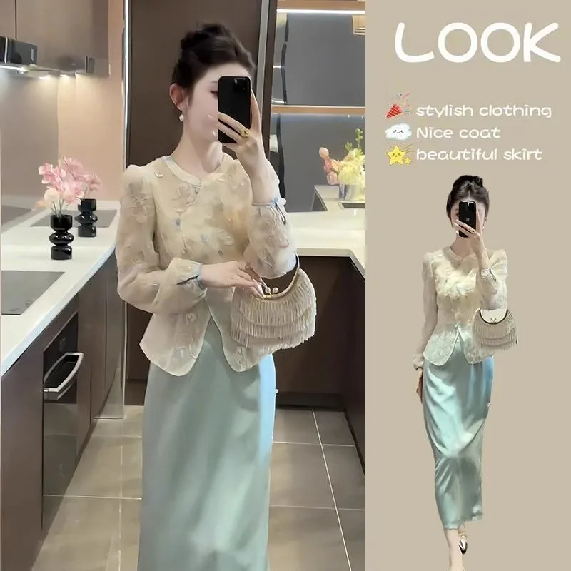 Новый китайский модный осенний женский костюм, элегантная блузка с длинными рукавами и пуговицами с вышивкой + атласная тонкая юбка, комплект из двух предметов
Новый китайский модный осенний женский костюм, элегантная блузка с длинными рукавами и пуговицами с вышивкой + атласная тонкая юбка, комплект из двух предметов