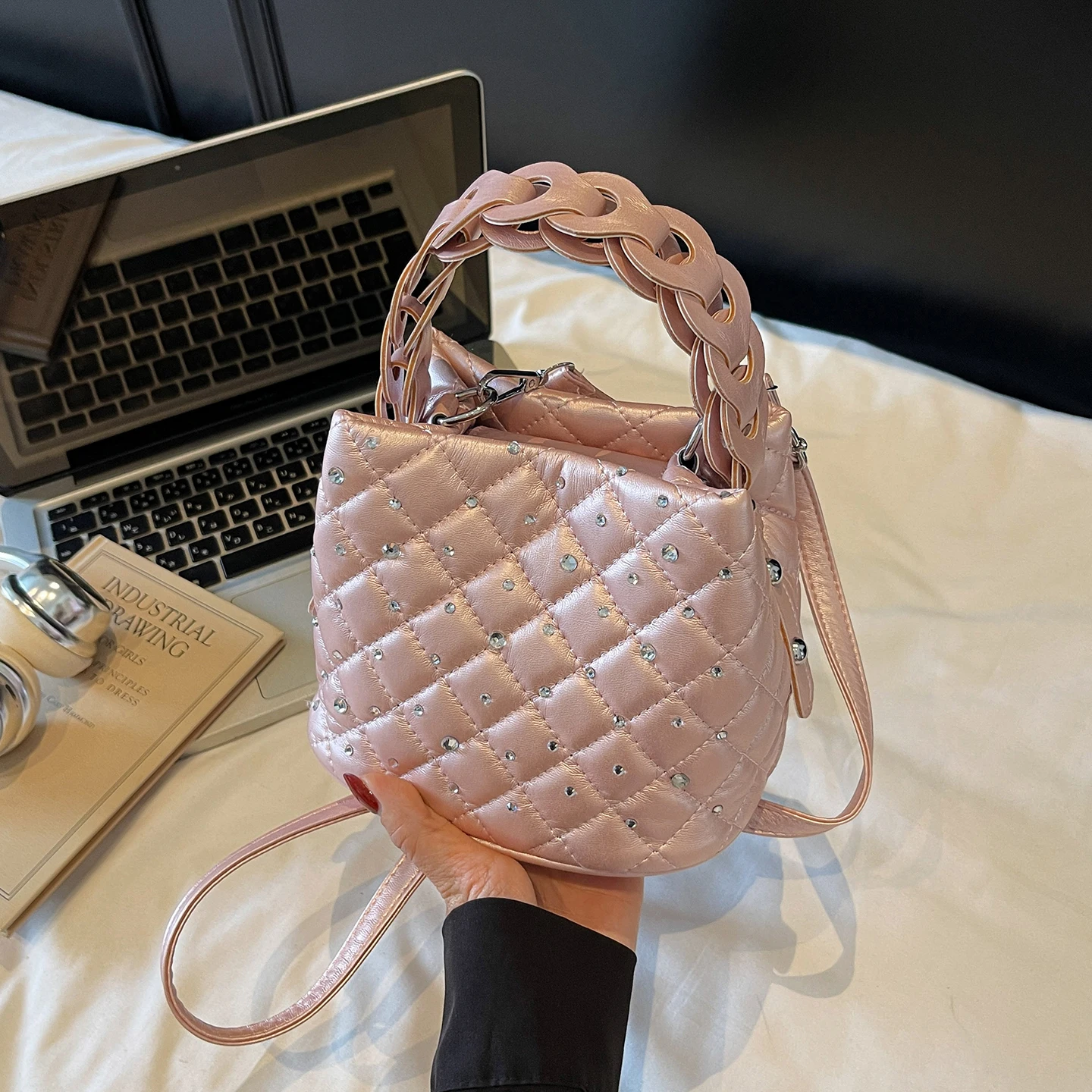 Shining Diamond Handbag High End Mini Bucket Bag Designer Versatile Phone Bag Women's Summer 2025 New Crossbody Bag Trend
Shining Diamond Handbag High End Mini Bucket Bag Designer Versatile Phone Bag Women's Summer 2025 New Crossbody Bag Trend