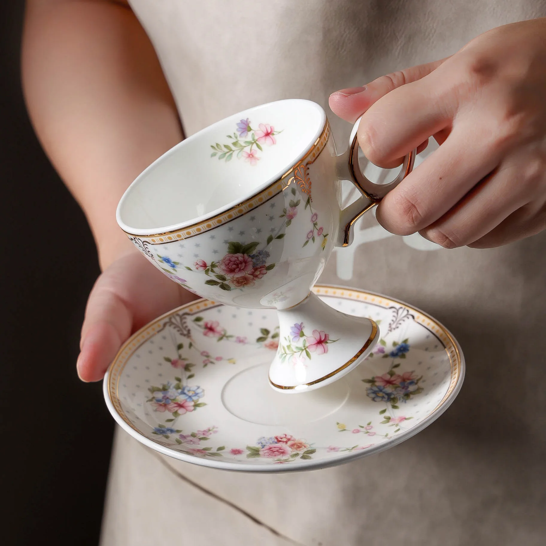 Creative Art European Style Palace Style Character Coffee Cups and Dish Ceramic Office Home Exquisite Coffee Mugs Gift Tableware
Creative Art European Style Palace Style Character Coffee Cups and Dish Ceramic Office Home Exquisite Coffee Mugs Gift Tableware