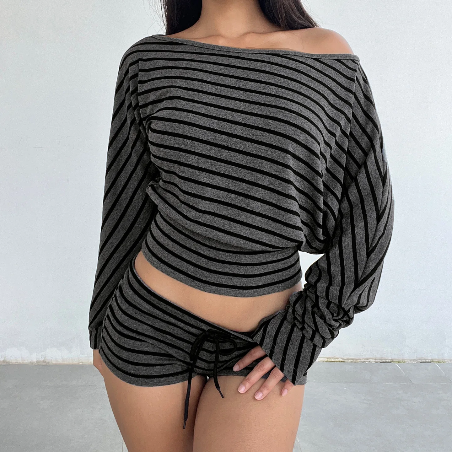 American retro striped printed loose sloping shoulder T-shirt for women, versatile ins waist collection new top
American retro striped printed loose sloping shoulder T-shirt for women, versatile ins waist collection new top