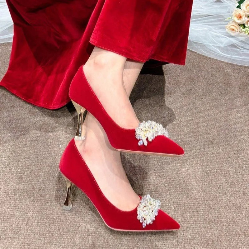 Свадебные туфли без шнуровки, новые женские туфли с острым носком и неглубоким носком, на одинарном каблуке с цветочным принтом
Свадебные туфли без шнуровки, новые женские туфли с острым носком и неглубоким носком, на одинарном каблуке с цветочным принтом