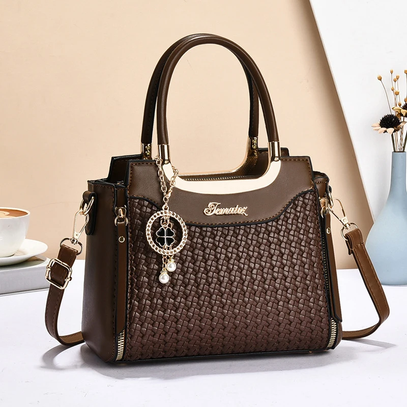 Versatile and stylish single-shoulder elegant women's bag, new patterned woven crossbody handbag
Versatile and stylish single-shoulder elegant women's bag, new patterned woven crossbody handbag