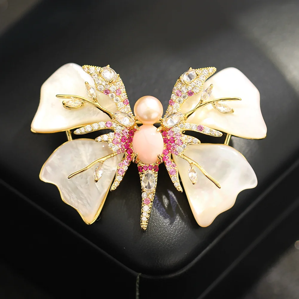Легкая роскошная брошь-бабочка из натурального перламутра для тяжелой промышленности, элегантная булавка с пресноводным жемчугом и насекомыми, аксессуары для женщин
Легкая роскошная брошь-бабочка из натурального перламутра для тяжелой промышленности, элегантная булавка с пресноводным жемчугом и насекомыми, аксессуары для женщин