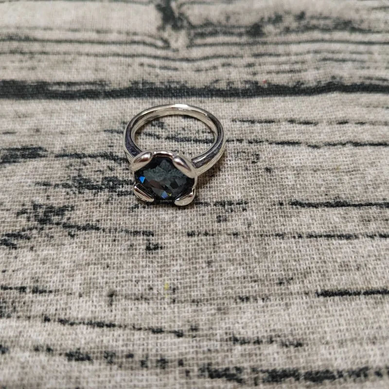 Кольцо с синим драгоценным камнем в европейском и американском нишевом дизайне 2026 года, подходит для повседневного ношения мужчинами и женщинами.
Кольцо с синим драгоценным камнем в европейском и американском нишевом дизайне 2026 года, подходит для повседневного ношения мужчинами и женщинами.