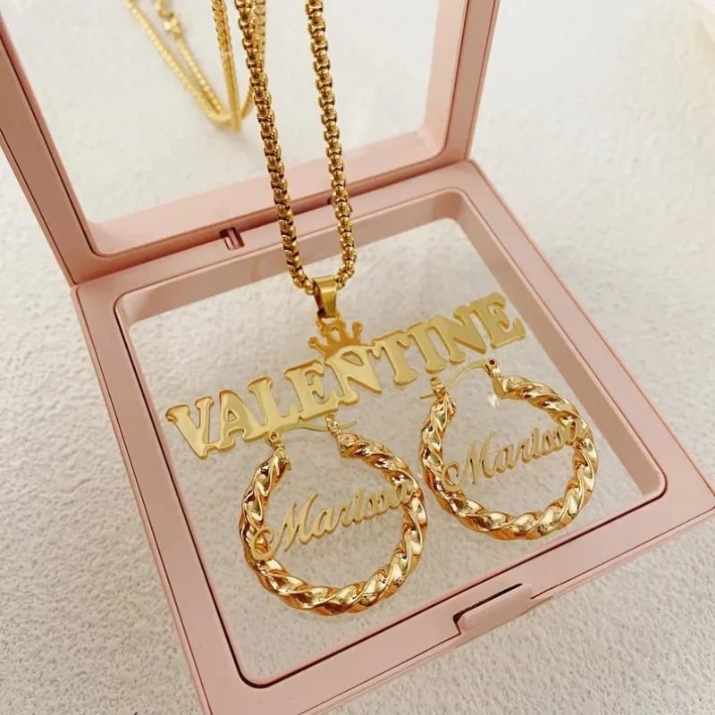 Roro's Personalized Kids Cute Crown Jewelry Set Name Hoop Earrings Twist Hoop Earrings Nameplate Necklace Custom Gift for Mom
Roro's Personalized Kids Cute Crown Jewelry Set Name Hoop Earrings Twist Hoop Earrings Nameplate Necklace Custom Gift for Mom