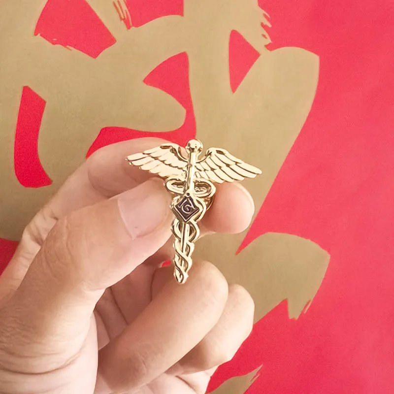 100pcs Custom Pins Brooch Freemason Lodge Masonry Wings Snake Symbol Masons Badge Metal Craft Masonic Lapel Pin Medical Doctor
100pcs Custom Pins Brooch Freemason Lodge Masonry Wings Snake Symbol Masons Badge Metal Craft Masonic Lapel Pin Medical Doctor