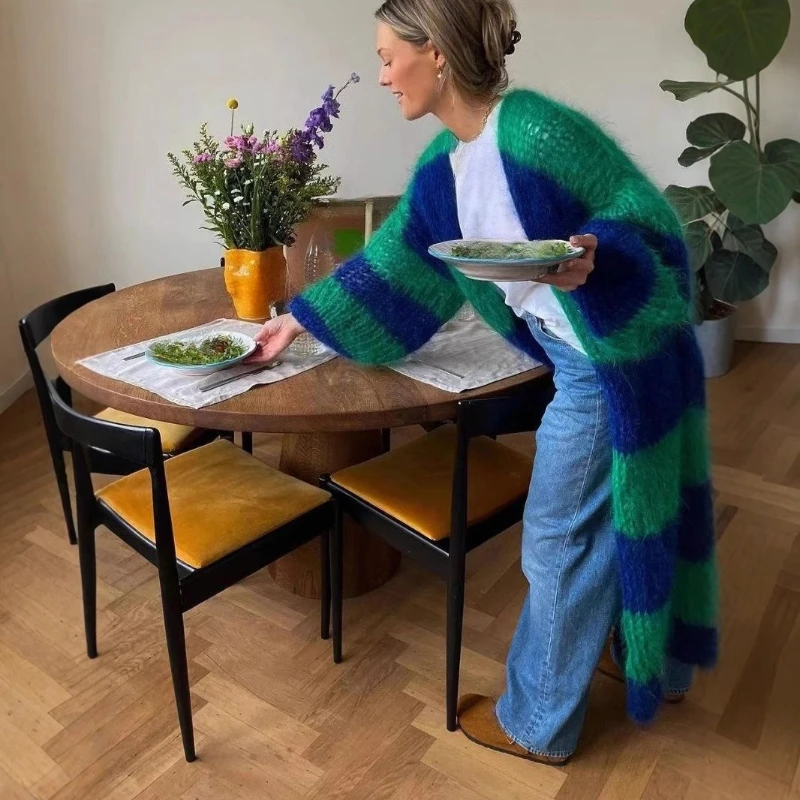 European American Comfortable Beautiful and Fashionable Color Striped Laid-back Style Plush Loose Sweater Cardigan Long Coat
European American Comfortable Beautiful and Fashionable Color Striped Laid-back Style Plush Loose Sweater Cardigan Long Coat