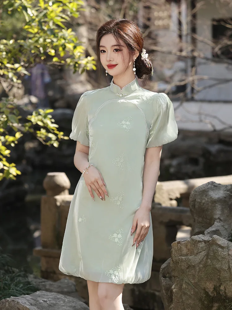 Elegant Chinese Style Green Floral Embroidery Qipao Mandarin Collar Short Sleeve Cheongsam
Elegant Chinese Style Green Floral Embroidery Qipao Mandarin Collar Short Sleeve Cheongsam
