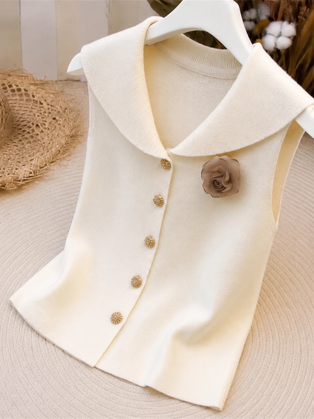 Elegant Knitted Ice Silk Vest Sleeveless Turn-down Collar Single Button Slimming Top Skin-friendly Summer Fashion Women's Shirt
Elegant Knitted Ice Silk Vest Sleeveless Turn-down Collar Single Button Slimming Top Skin-friendly Summer Fashion Women's Shirt