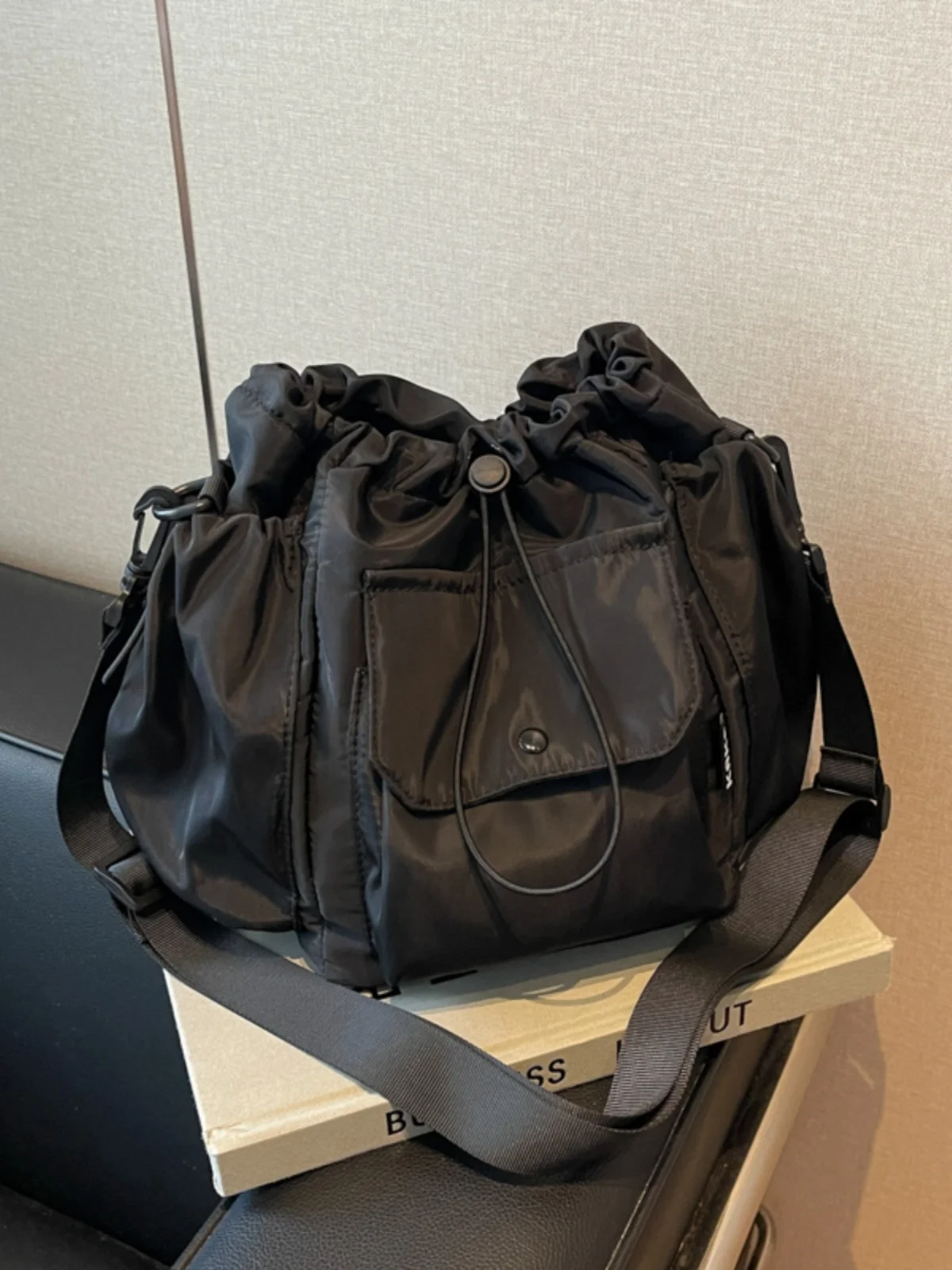 Trendy Commuter Nylon Buet Bag Women's oulder Crossbody Bag Simple Handbag Large Capaci Casual Soft Handle Polyester Li...
Trendy Commuter Nylon Buet Bag Women's oulder Crossbody Bag Simple Handbag Large Capaci Casual Soft Handle Polyester Li...