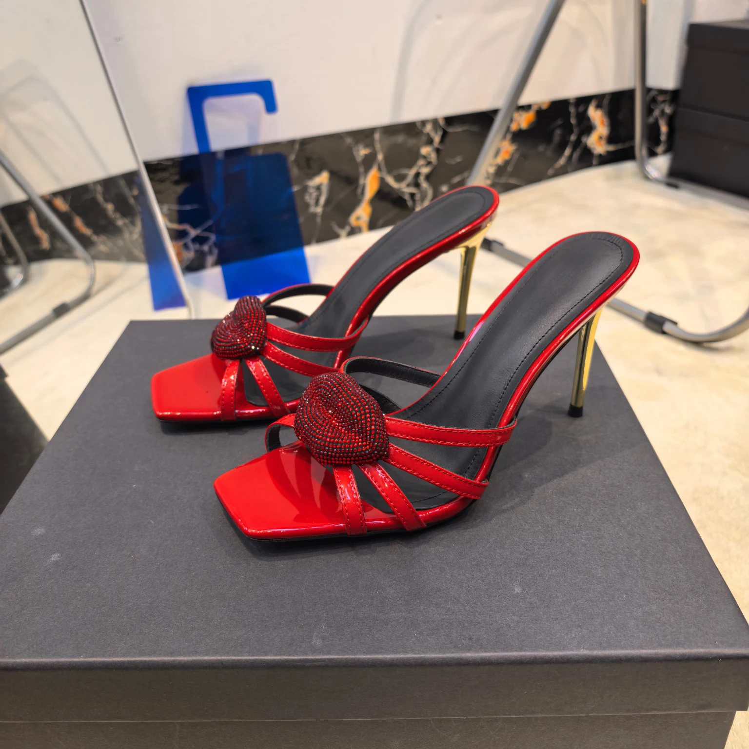 New Arrival Women's Patent Leather Lip-Shaped Mule Sandals with Rhinestone Accents Square-Toe Stiletto Sandals Extremely sexy
New Arrival Women's Patent Leather Lip-Shaped Mule Sandals with Rhinestone Accents Square-Toe Stiletto Sandals Extremely sexy