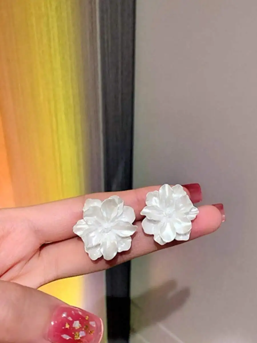 White Floral Stud Earrings Vintage Style For Women Everyday Wear Bridal Gift
White Floral Stud Earrings Vintage Style For Women Everyday Wear Bridal Gift