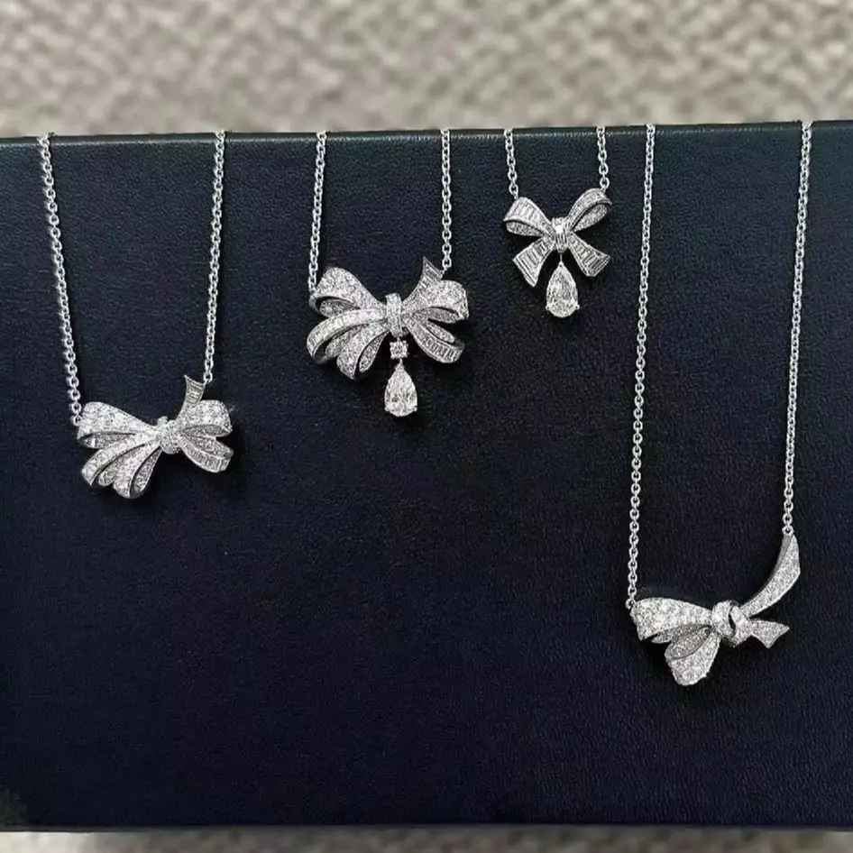 Classic Bowknot Pendant Fashion Women's Necklace S925 Silver AAAAA+ Zircon High quality Shining Charming Daily Party Luxury Gift
Classic Bowknot Pendant Fashion Women's Necklace S925 Silver AAAAA+ Zircon High quality Shining Charming Daily Party Luxury Gift