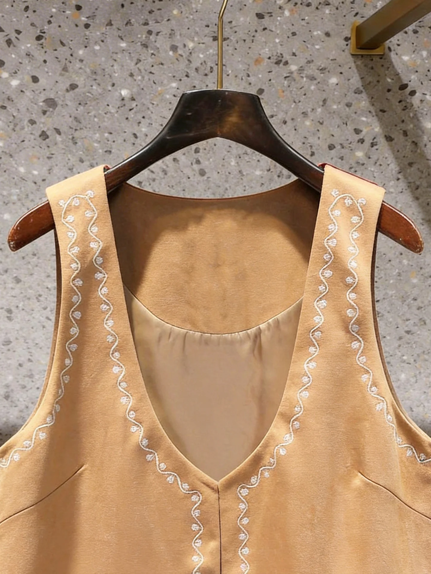 South Oil High End Women's Summer 2026 Retro Ethnic Casual Embroidered Vest Top Comfortable Breathable Outerwear for Ladies
South Oil High End Women's Summer 2026 Retro Ethnic Casual Embroidered Vest Top Comfortable Breathable Outerwear for Ladies