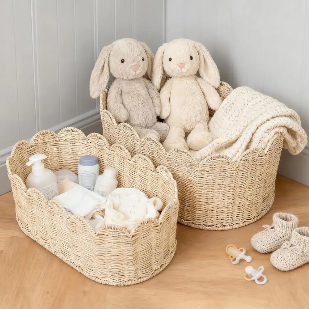 Пара стильных фестончатых корзин из ротанга — 16x10x7 и 14x8x6 для хранения и декора дома.
Пара стильных фестончатых корзин из ротанга — 16x10x7 и 14x8x6 для хранения и декора дома.