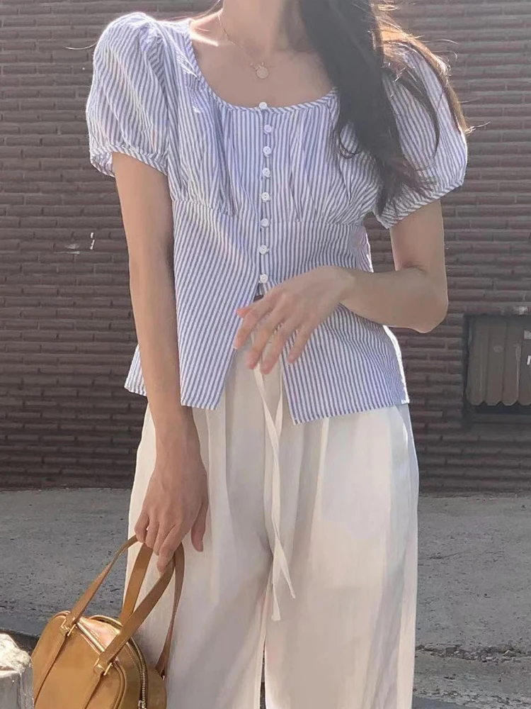 2024 New Women's Chic U-Neck Bubble Sleeve Pleated Short Shirt Striped Korean Style Loose Fit Commute Style Top Short Length
2024 New Women's Chic U-Neck Bubble Sleeve Pleated Short Shirt Striped Korean Style Loose Fit Commute Style Top Short Length