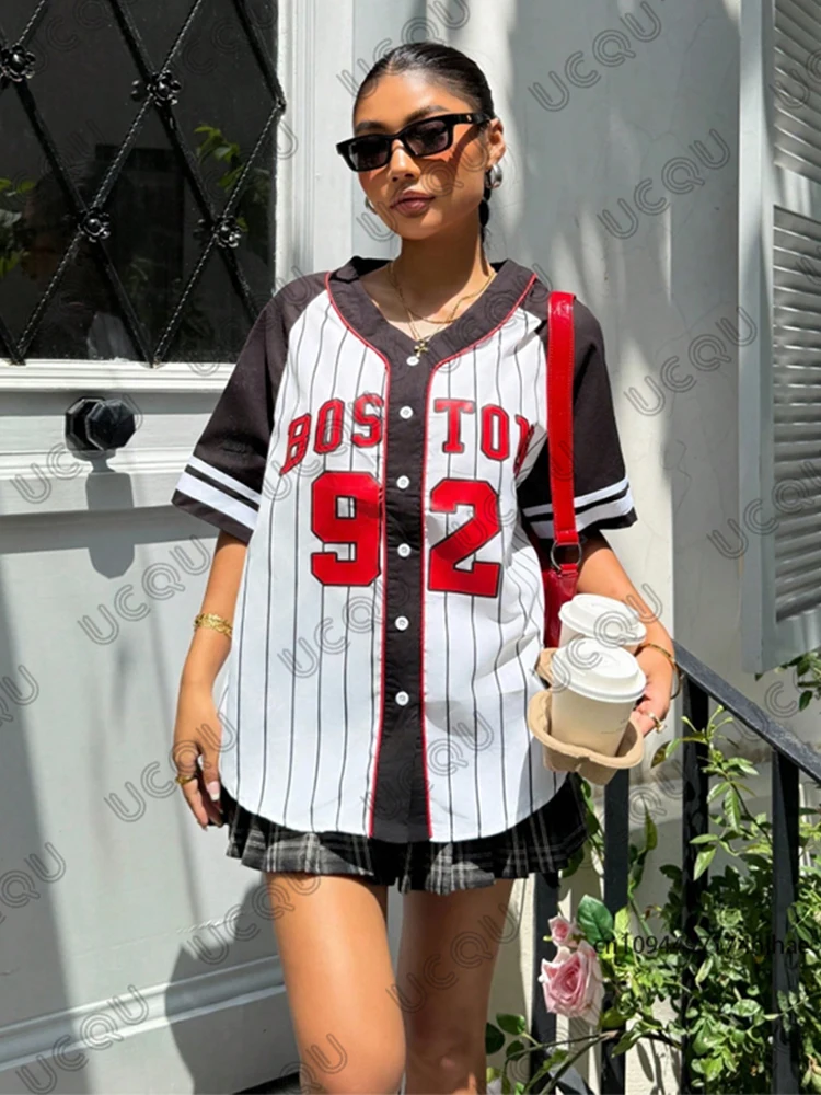 2025 Summer New Retro Stripe Boston 92 Printed Blouse Women Streetwear Baseball Shirt Hip Hop Short Sleeve Button Up Tops
2025 Summer New Retro Stripe Boston 92 Printed Blouse Women Streetwear Baseball Shirt Hip Hop Short Sleeve Button Up Tops