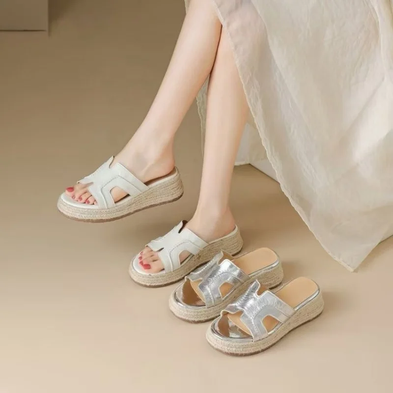 Straw woven thick soled slippers for women in summer, wearing cool slippers for women outside
Straw woven thick soled slippers for women in summer, wearing cool slippers for women outside