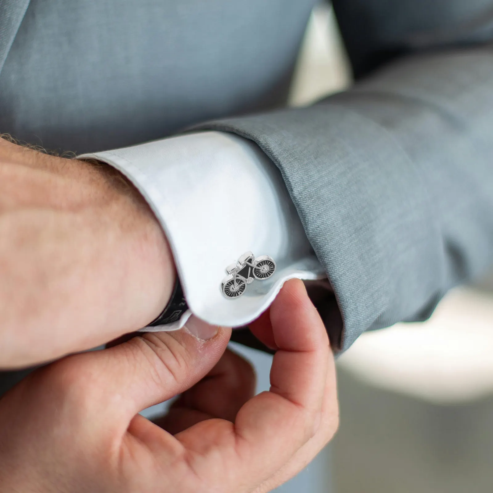 1Pair Car Bike Cufflinks Mens Alloy Cuff Links with Enamel Detailing Vintage Retro Design Creative Fashion Accessory for Adults
1Pair Car Bike Cufflinks Mens Alloy Cuff Links with Enamel Detailing Vintage Retro Design Creative Fashion Accessory for Adults