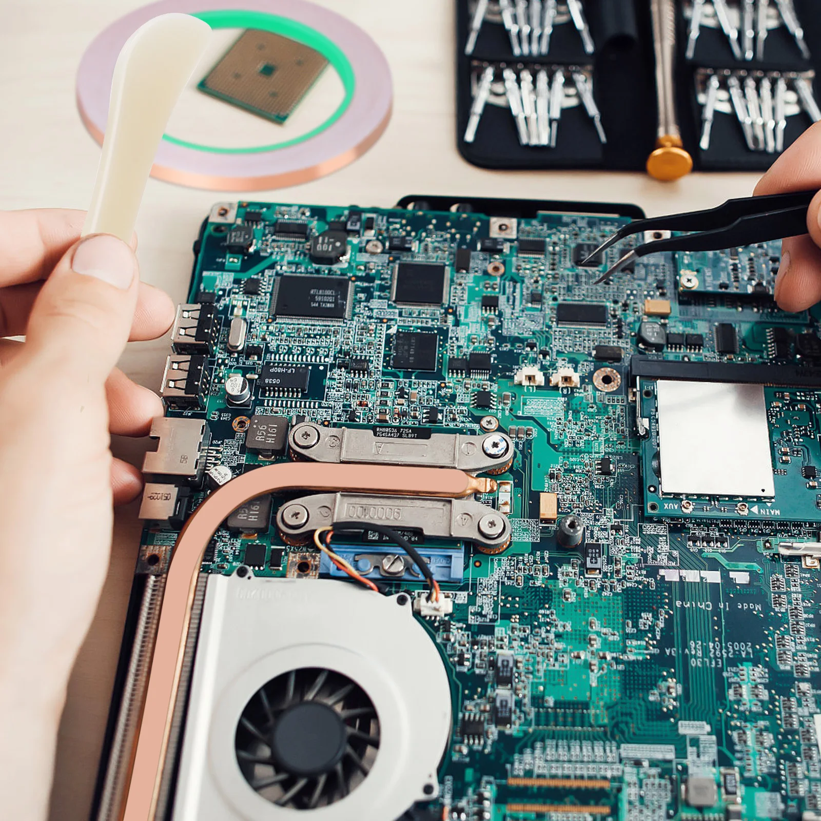 1 set 10M Copper Foil Tape Roll Adhesive Conductive For Electronics Stained Glass Guitar Shielding Diy Craft Projects Thin
1 set 10M Copper Foil Tape Roll Adhesive Conductive For Electronics Stained Glass Guitar Shielding Diy Craft Projects Thin