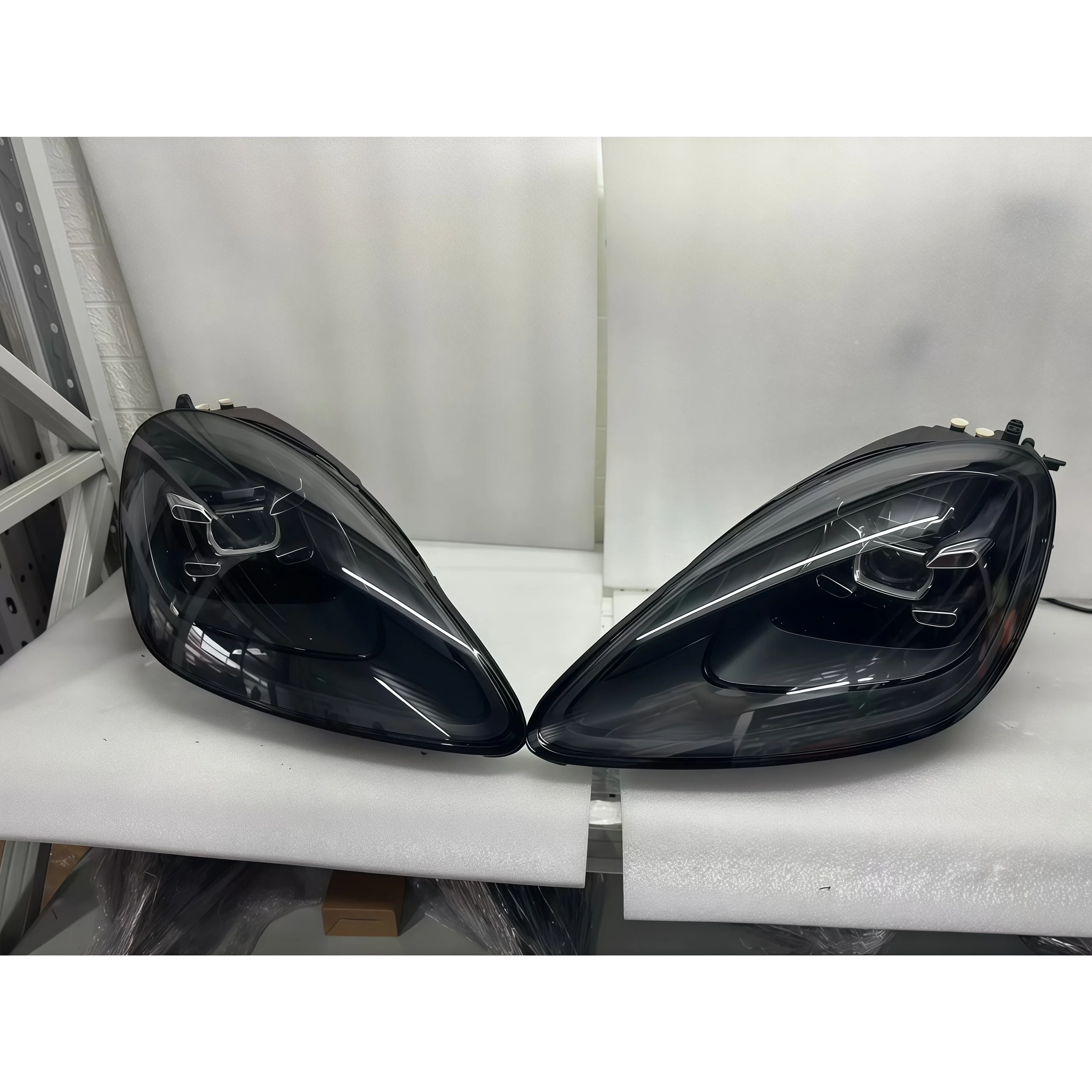 Suitable for Porsche 18-23 model 9Y0 Cayenne four-eye LED headlight assembly
Suitable for Porsche 18-23 model 9Y0 Cayenne four-eye LED headlight assembly