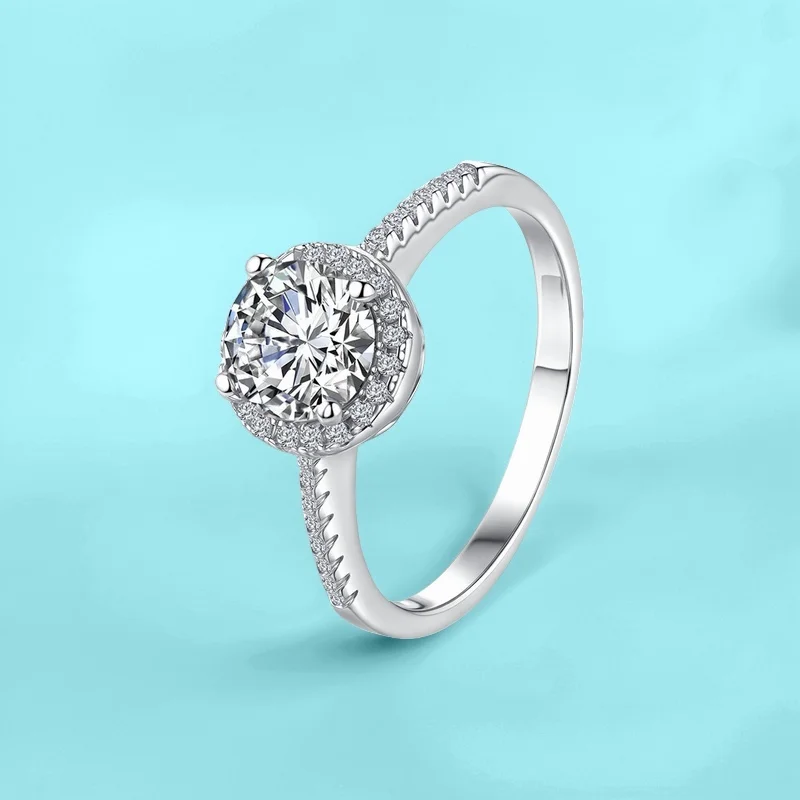 Серебряное кольцо S925 с муассанитом 1 карат, роскошная круглая подушка, драматический дизайн, сертифицированная GBA ювелирные изделия, бесплатная подарочная коробка для женщин, новинка 2023 года
Серебряное кольцо S925 с муассанитом 1 карат, роскошная круглая подушка, драматический дизайн, сертифицированная GBA ювелирные изделия, бесплатная подарочная коробка для женщин, новинка 2023 года