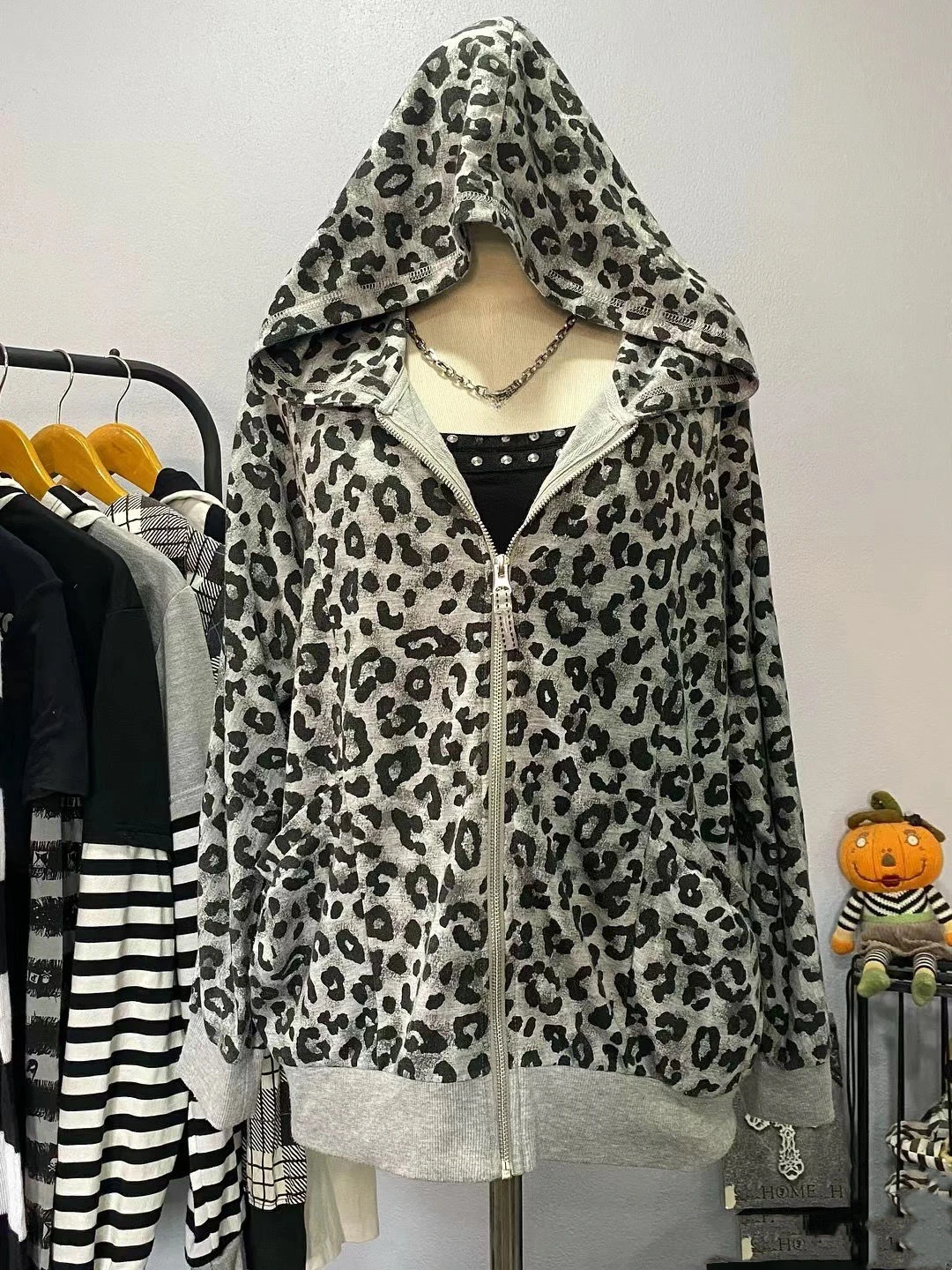 American Vintage Spicy Girl Leopard Print Zip Up Hoodie Autumn Winter New Loose Cool Sweatshirts Y2k Grunge Streetwear Women
American Vintage Spicy Girl Leopard Print Zip Up Hoodie Autumn Winter New Loose Cool Sweatshirts Y2k Grunge Streetwear Women