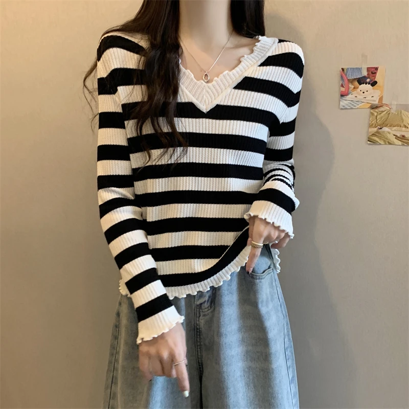 Large Size Women's Striped Knitwear 2025 Autumn Fashion V-Neck Long Sleeve Slim Bottom Tops New Versatile Retro Pullover Sweater
Large Size Women's Striped Knitwear 2025 Autumn Fashion V-Neck Long Sleeve Slim Bottom Tops New Versatile Retro Pullover Sweater