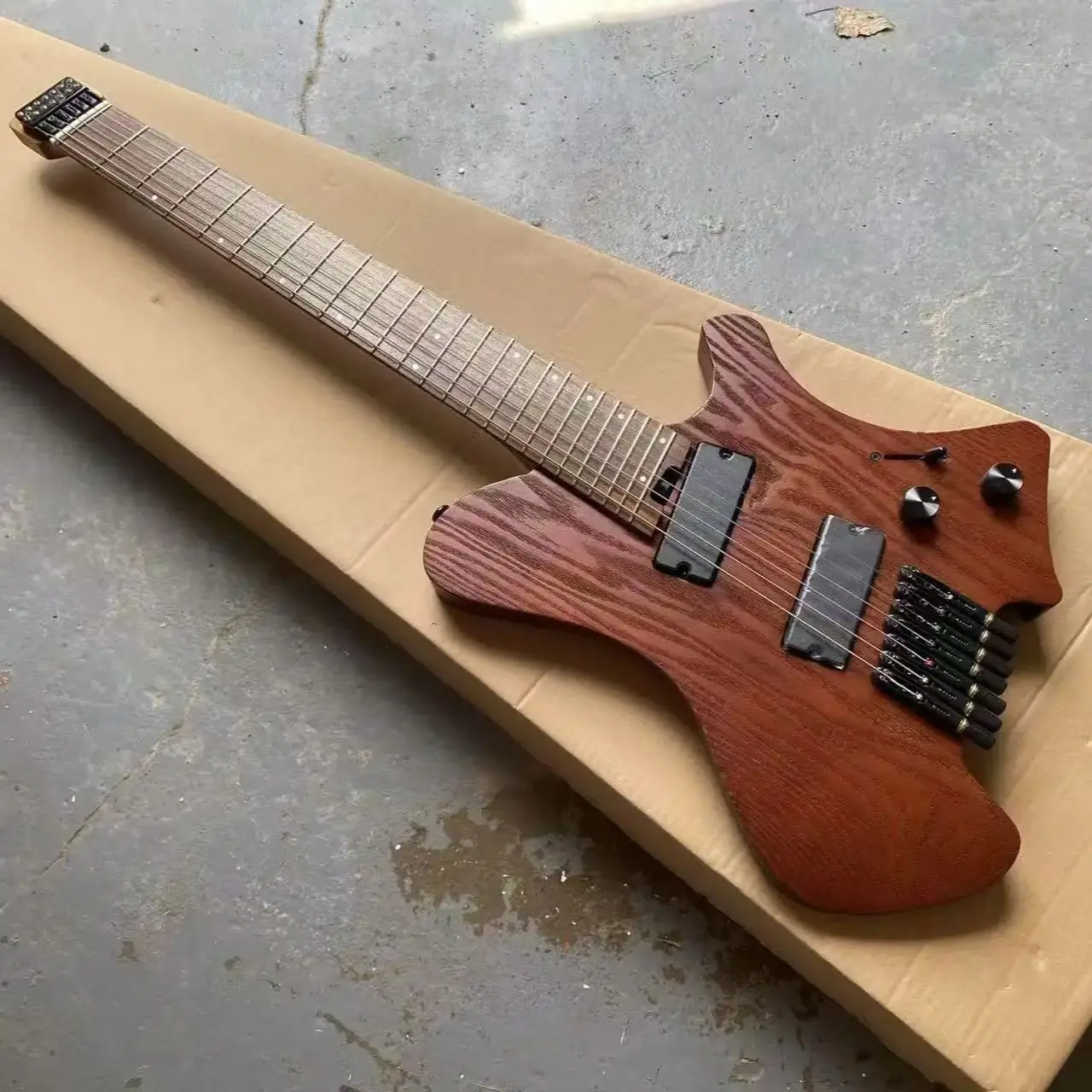 Acepro Новое поступление, 7-струнная безголовая электрогитара с корпусом из жареного ясеня, активированными ладами, 9 предметов, гриф из жареного клена
Acepro Новое поступление, 7-струнная безголовая электрогитара с корпусом из жареного ясеня, активированными ладами, 9 предметов, гриф из жареного клена