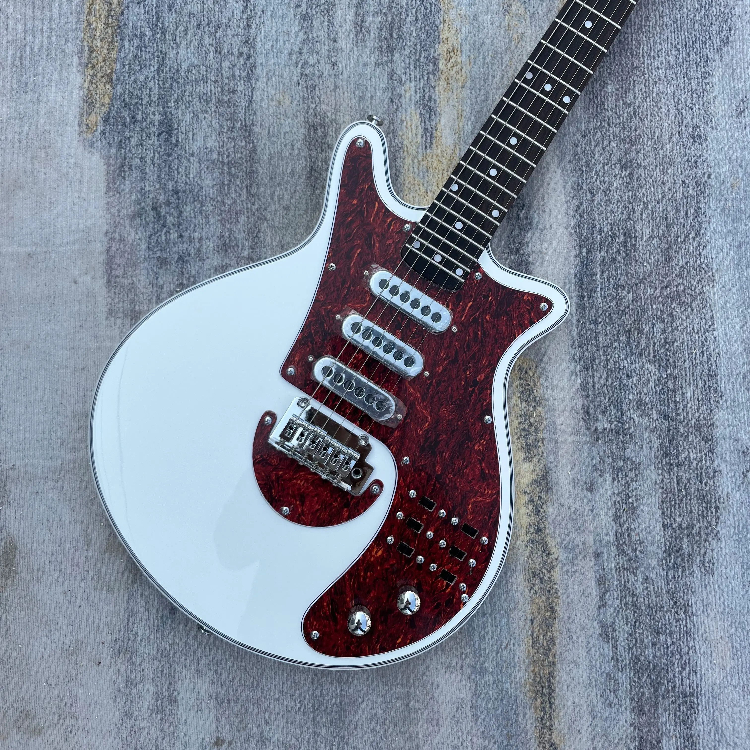 Chinese Electric guitar White color Bran tremolo system May Rock
Chinese Electric guitar White color Bran tremolo system May Rock