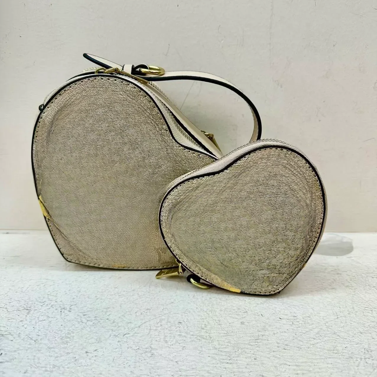 2024 European and American Style Unique Cartoon Mother-Daughter Heart-Shaped Crossbody Bag
2024 European and American Style Unique Cartoon Mother-Daughter Heart-Shaped Crossbody Bag