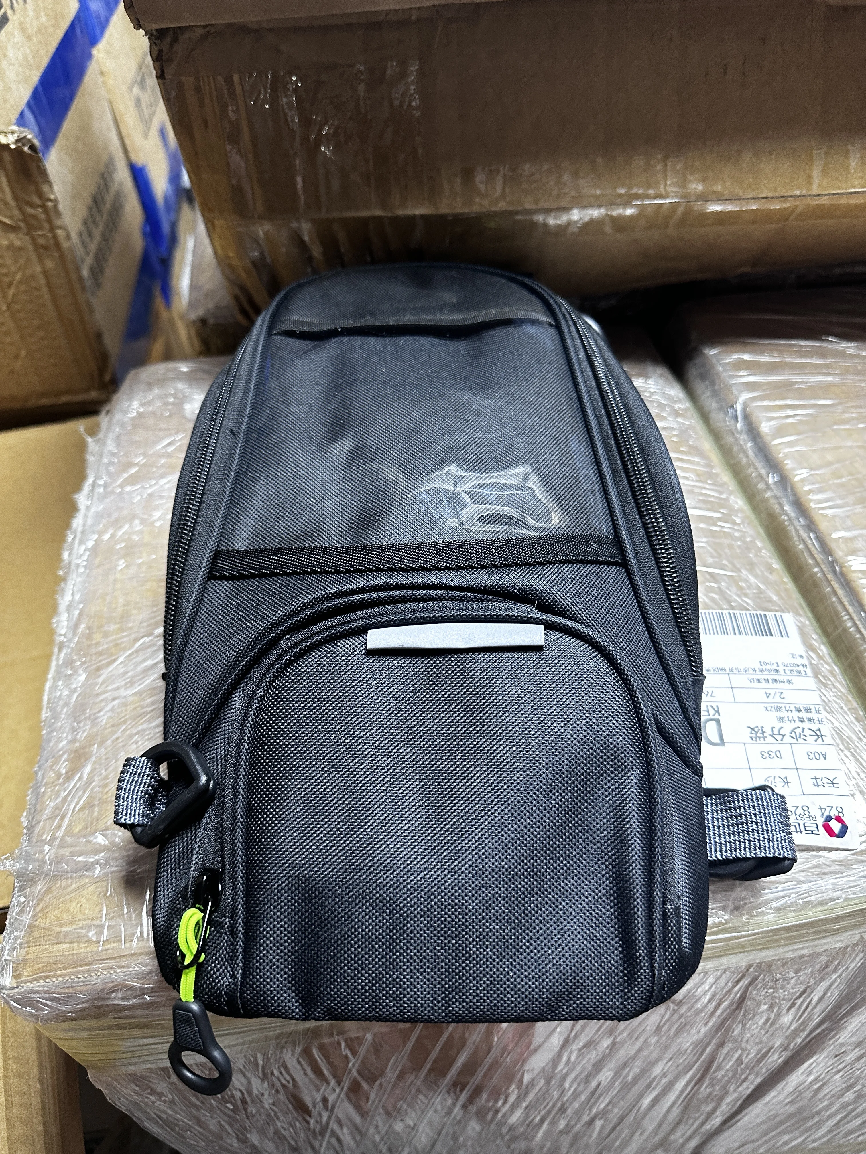 Motorcycle Magnetic Tank Bag, Waterproof Wear-Resistant Multifunctional GPS Navigation Storage Pack
Motorcycle Magnetic Tank Bag, Waterproof Wear-Resistant Multifunctional GPS Navigation Storage Pack