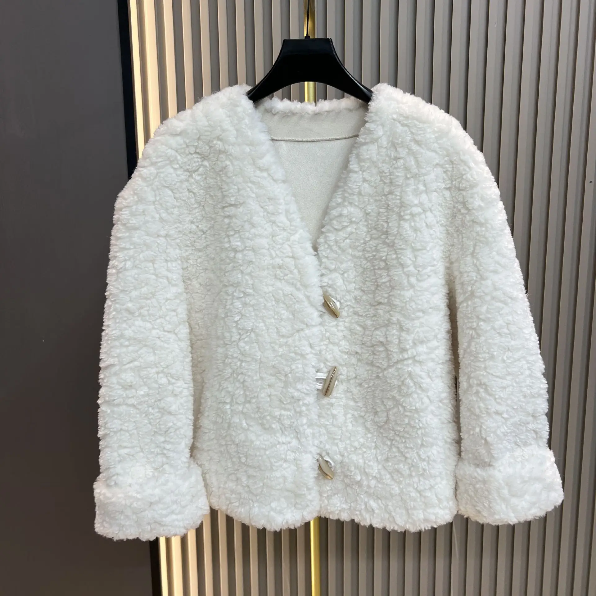 2025 Autumn Winter New Lamb Wool Fur Coat Women's Fashion V-Neck Horn Button Loose Outerwear Trend Chic Solid Color Warm Jacket
2025 Autumn Winter New Lamb Wool Fur Coat Women's Fashion V-Neck Horn Button Loose Outerwear Trend Chic Solid Color Warm Jacket