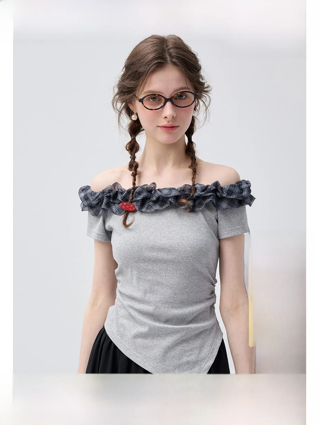 VEGA CHANG Summer 2026 Checkered Bell Sleeve Breathable Slimming Design Korean Style Commute Short Sleeve Women's Top
VEGA CHANG Summer 2026 Checkered Bell Sleeve Breathable Slimming Design Korean Style Commute Short Sleeve Women's Top