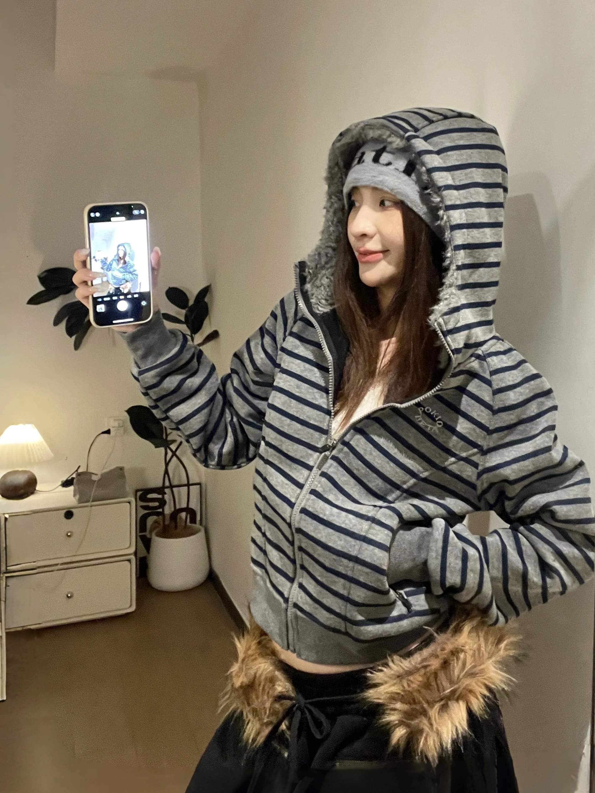 Женская утепленная толстовка на молнии с капюшоном, меховым воротником и полосатым узором, повседневная, осенне-зимняя
Женская утепленная толстовка на молнии с капюшоном, меховым воротником и полосатым узором, повседневная, осенне-зимняя