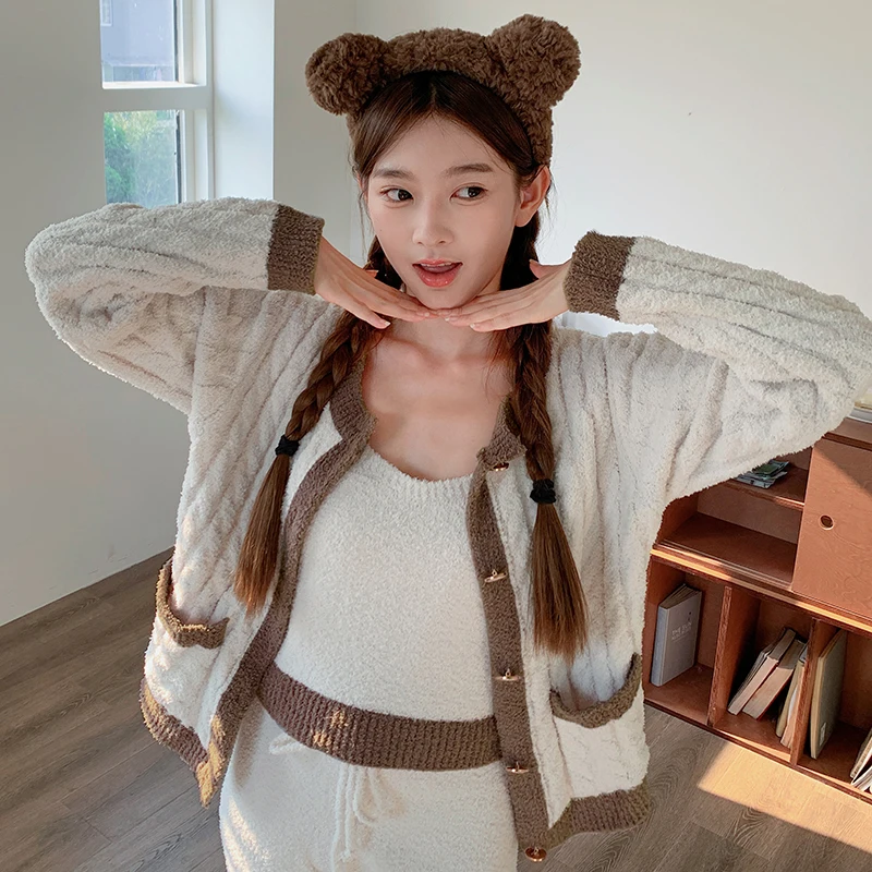 Lady's three-piece set for autumn and winter featuring single-sided fleece for warmth elegant and charming style
Lady's three-piece set for autumn and winter featuring single-sided fleece for warmth elegant and charming style